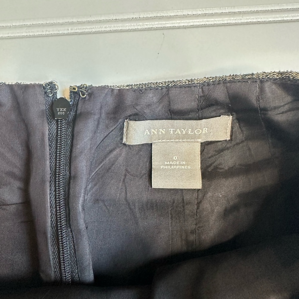 Ann Taylor Pencil Skirt Size 0 Black Gray Floral Brocade Metallic Silver Accent - Picture 2 of 6